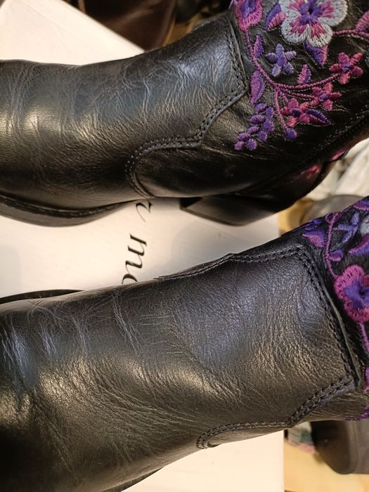 Botins preto  em pele 10€