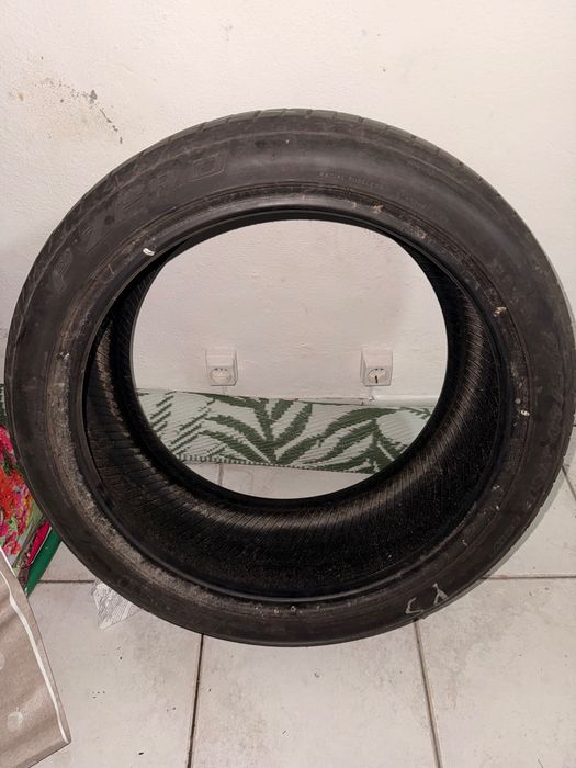 Pneu Pirelli em ótimo estado