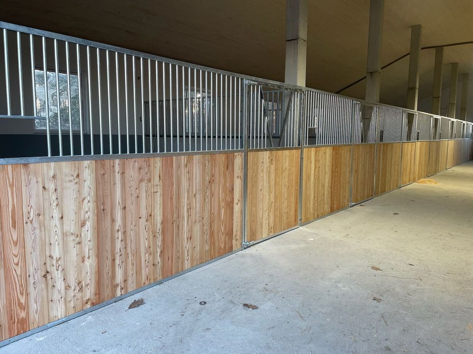 Boks dla konia, front boksu do stajni, boksy dla koni, stajnia fasada