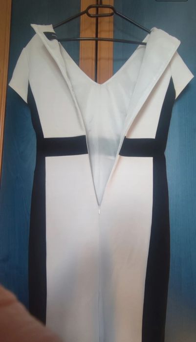 Elegancka, biurowa biało-czarna sukienka Reserved