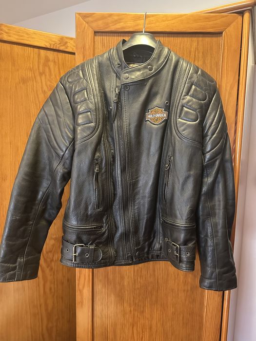 Vendo blusão em pele verdadeira em preto com logo  harley davidson n” 52 em estado irrepreensivel sem nadsa apontar vendo por ter vendido moto