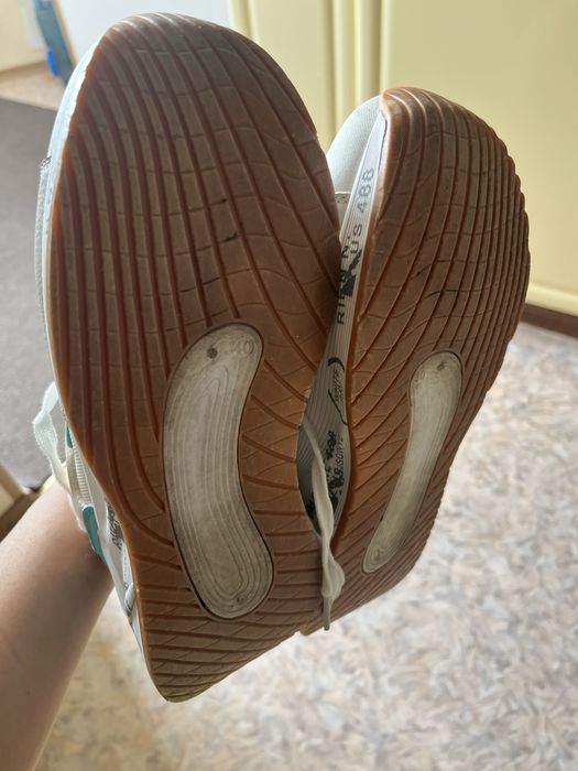 Кроссовки женские