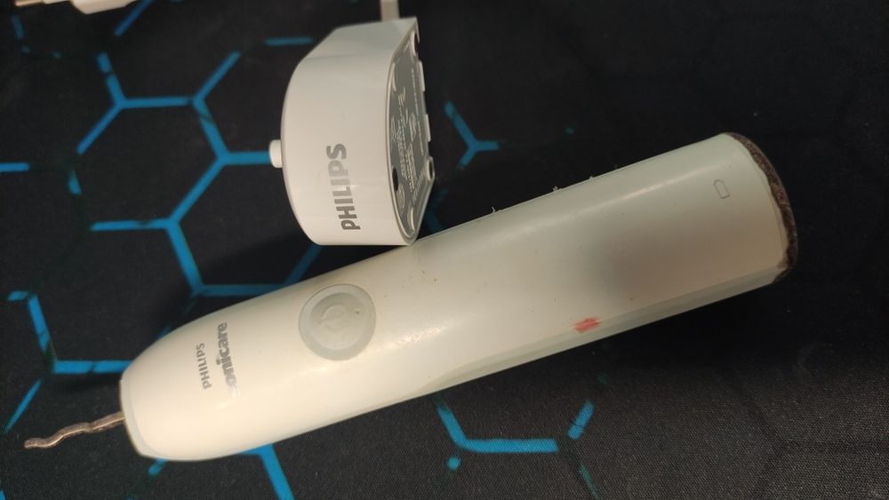 Електрична зубна щітка Philips Sonicare, вживана