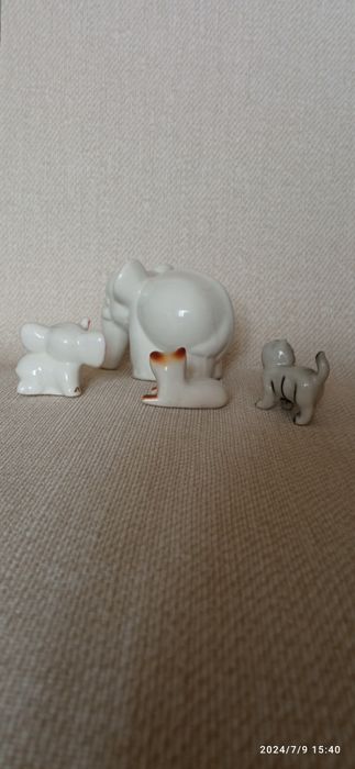 Figurki porcelanowe z PRL-lu
Stare figurki porcelanowe. Bez uszkodzeń.