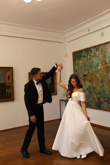 Весільна елегантна сукня