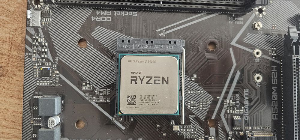 Kit Upgrade Ryzen 5 3400G + Gigabyte A520M S2H + Fonte 550W