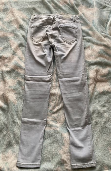 Damskie jasne jeansy skinny z perełkami r. M
