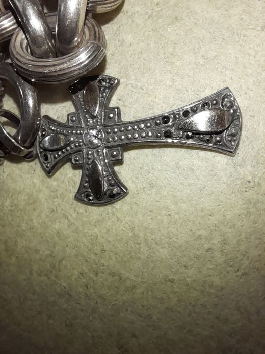 Fio de prata oco com cruz de prata diamantes e ouro