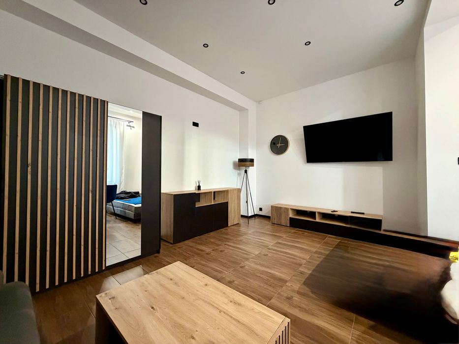 Luksusowa kawalerka w centrum z balkonem.