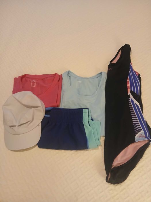 Calções, camisolas, boné desportivos