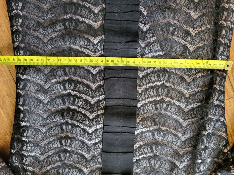 Piękna koronkowa sukienka.