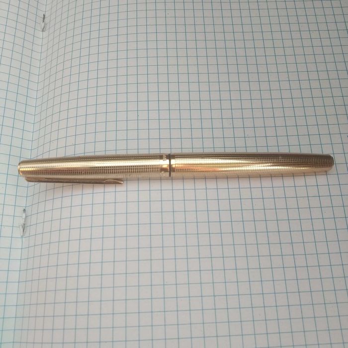 Ручка з золотим пером