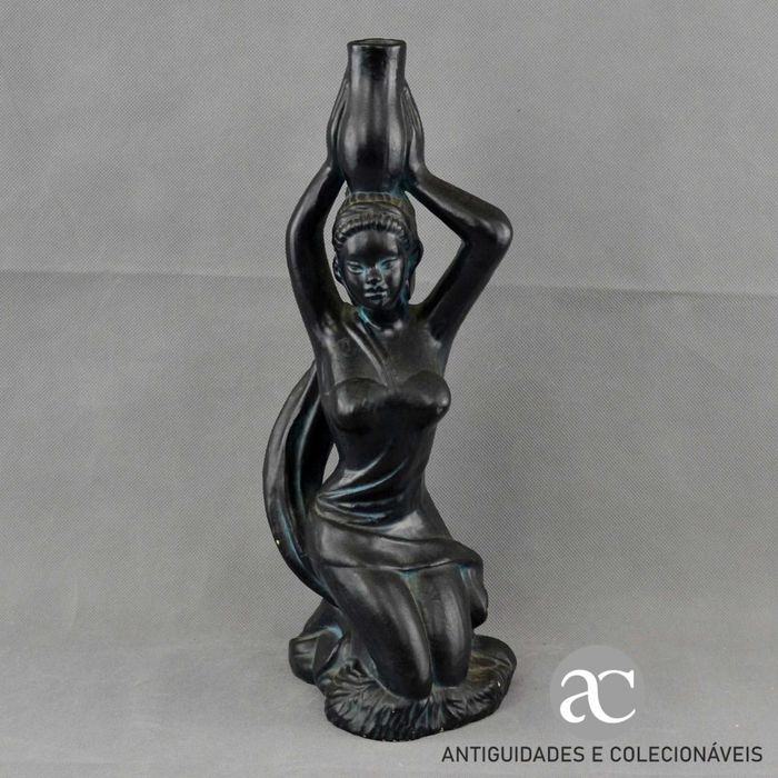Vintage - Escultura de mulher com cântaro à cabeça em terracota