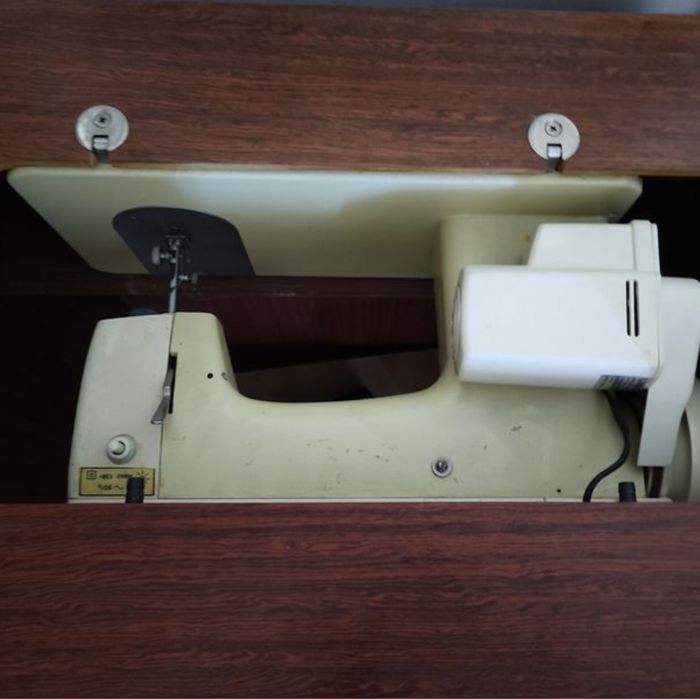 Машинка швейная ,,Чайка, - 142 М з столом тумбою , працююча.