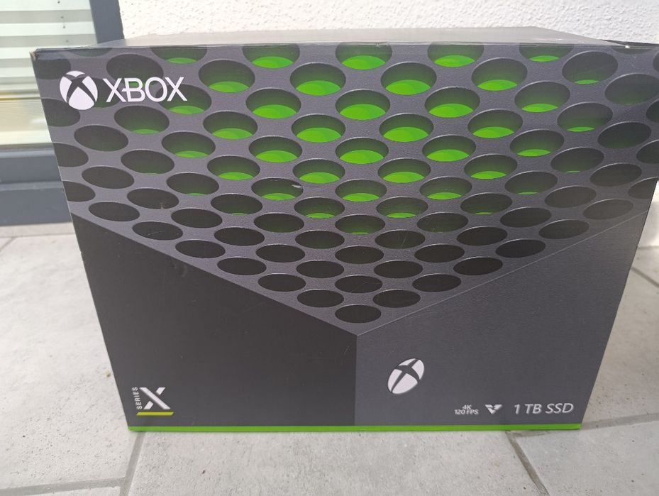 Xbox Series X plus 2 gry