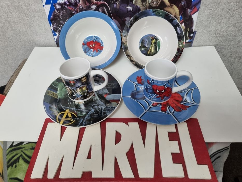 Набір посуду з Супергероями Марвел.