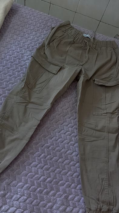 Calça cargo beje da Bershka