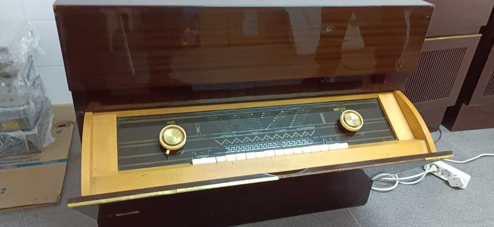 Móvel rádio gira discos FHILIPS