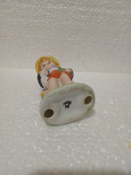 Фарфоровая статуэтка " Мальчик с кроликом " Италия