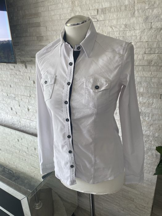 Biała koszula granatowe wstawki