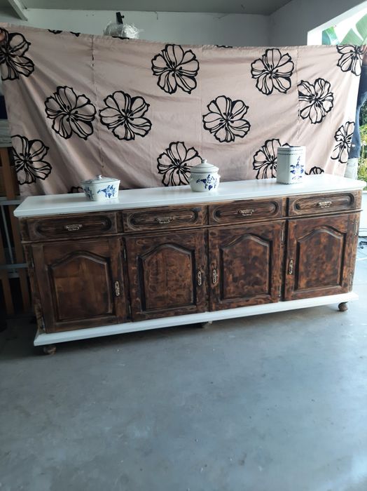 Aparador branco e castanho