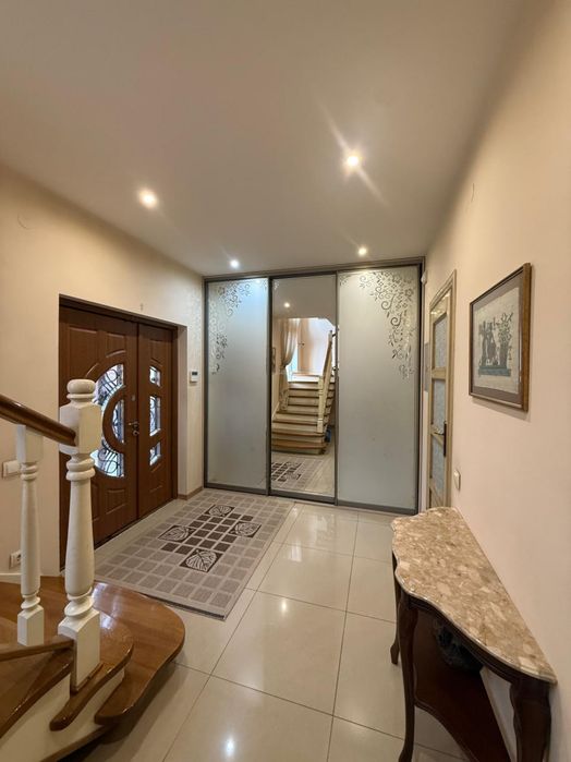 Продаж будинку Левандівка  поруч з озером та парком