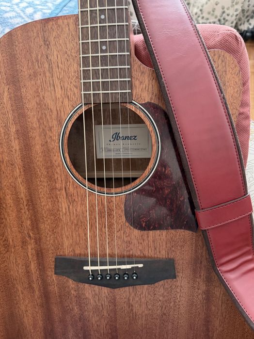 Vendo duas guitarras com os sacos e as correias