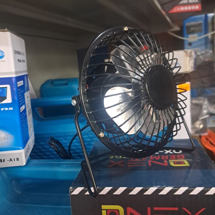 Wiatraczek biurkowy wiatrak na usb czarny