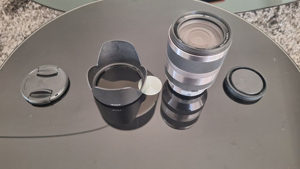 Sony E 18-200mm f/3.5-6.3 OSS