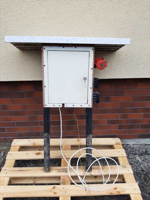 Licznik trójfazowy energii elektrycznej, Rozdzielnia elektryczna na b