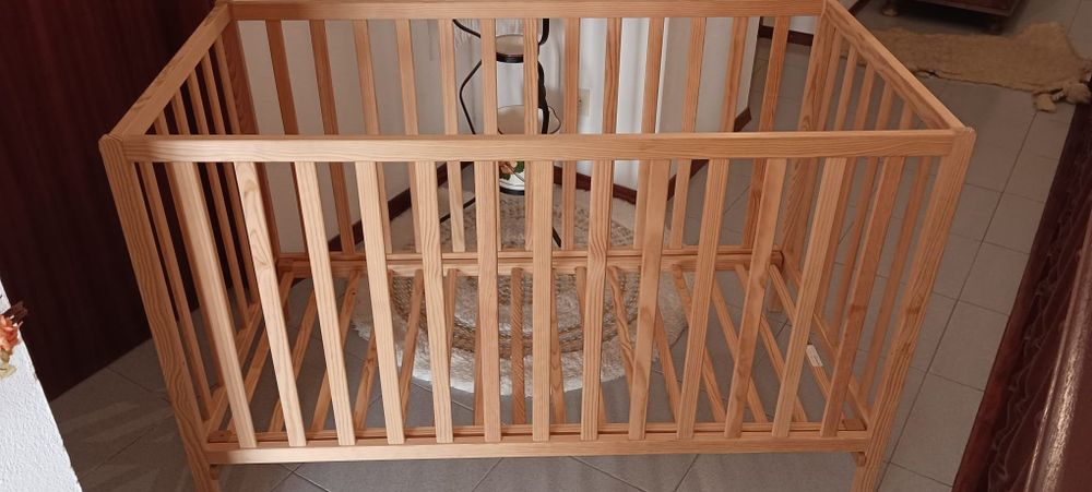 Berço de bébé com colchão