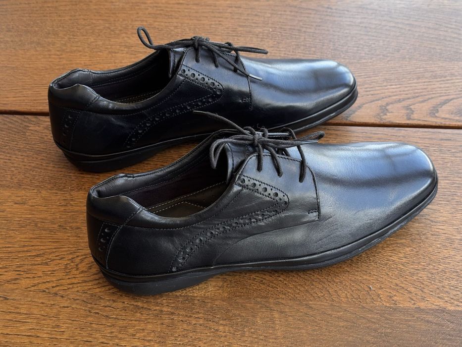 Sapatos formais, de homem. Marca Clarks.