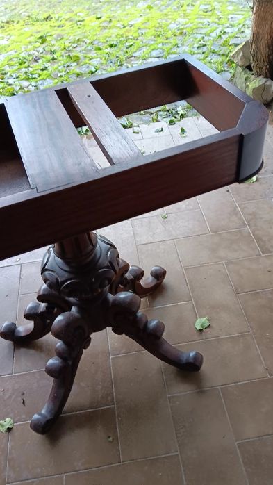 Mesa de jogo pe de galo.