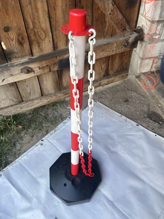 plastikowy słupek odgradzający (ostrzegawczy)