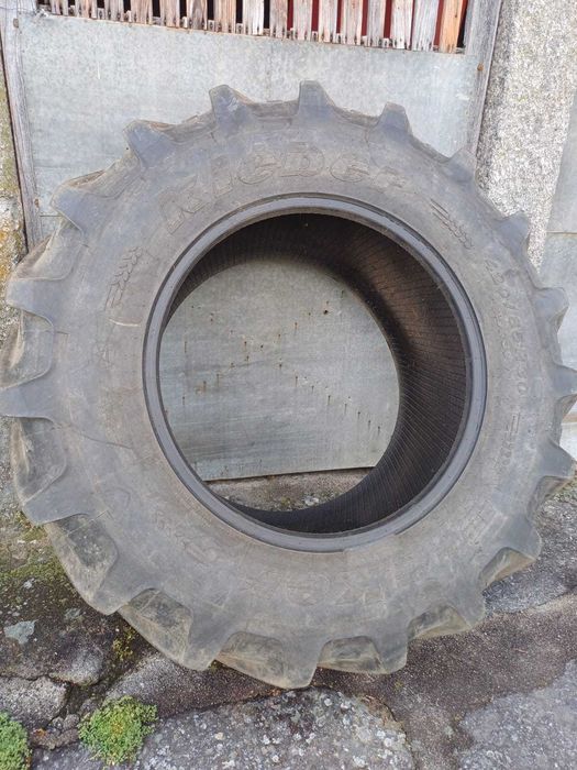 Pneu semi- novo para trator Kléber