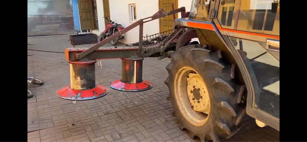 Кошу бурян, обкіс полів садків кукурудзи люцерни