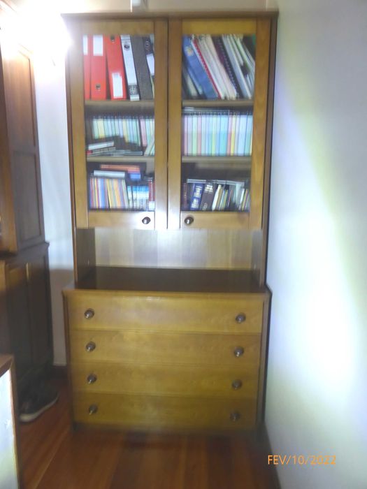 Armário louceiro com 4 gavetões.