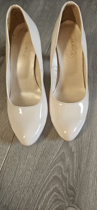 Kremowe buty na obcasie r 36 Basieńka