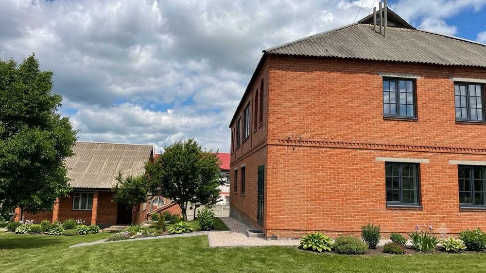 Продаж Будинок для двох сімей у Нових Санжарах — 345 м², 15 соток, міцний фундамент КОД №21190