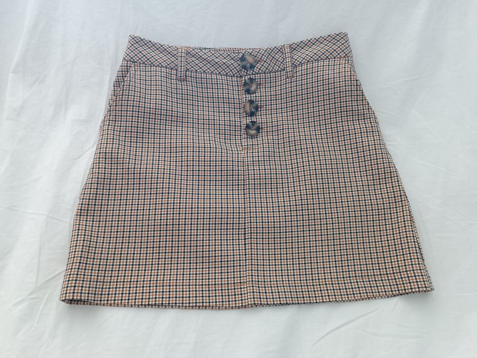 Saia com botões e bolsos