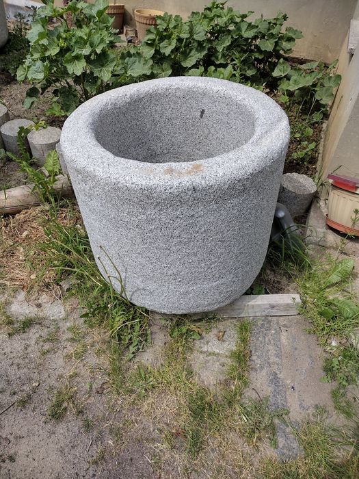 Fontanna ogrodowa z kamienia