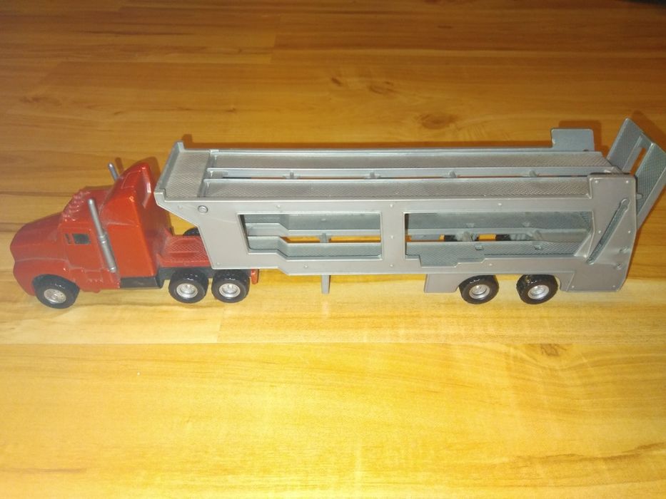 Plastikowe auto z lawetą