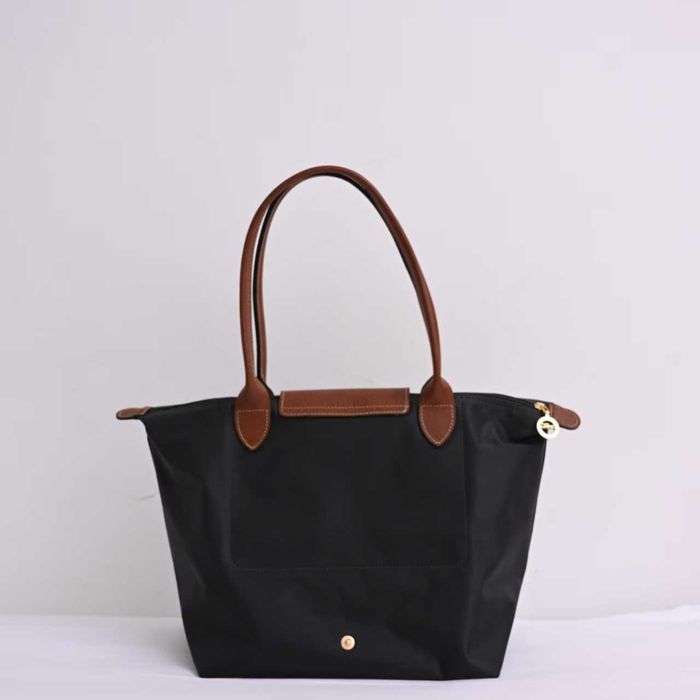 Duża torebka na ramię marki Longchamp w kolorze czarnym