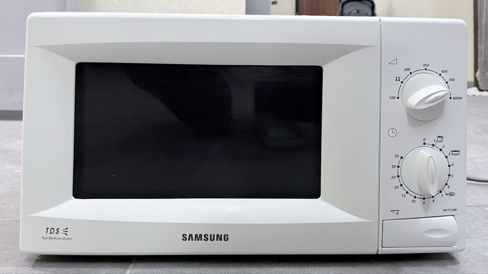 Мікрохвильова піч samsung m1712nr 20л