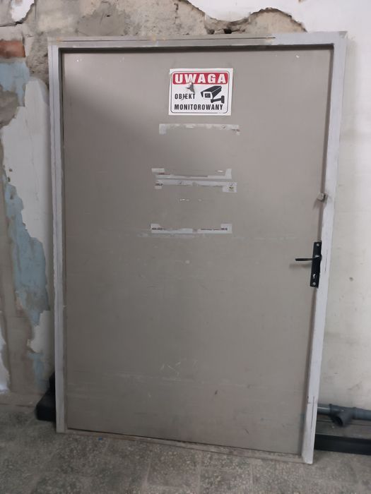 Drzwi stalowe jednoskrzydłowe.