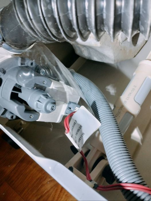 Стиральная машина Candy,нужен ремонт, протекает