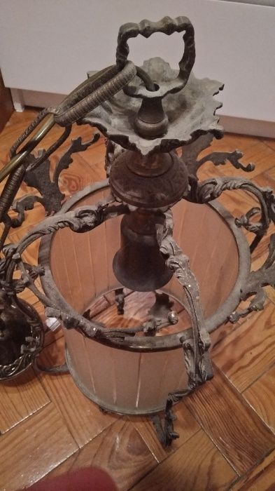 Candeeiro de teto antigo em latão trabalhado e vidro