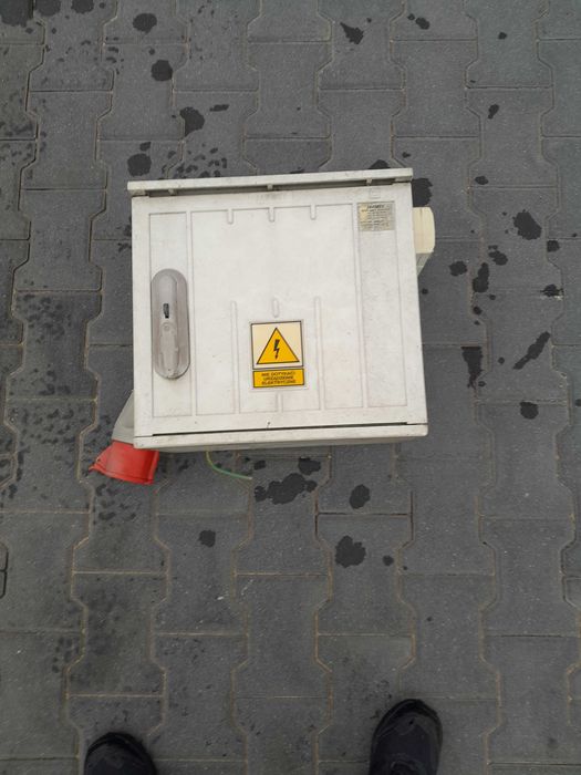 Skrzynka elektryczna budowlana