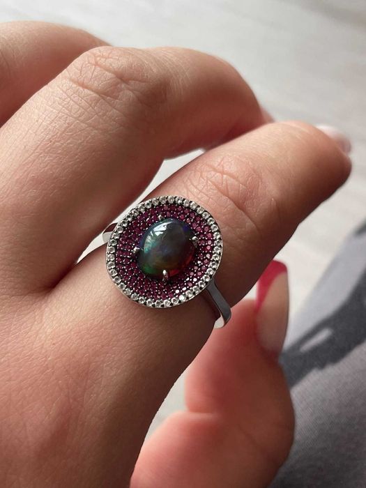Кольцо S 925 пробы с черным опалом 9x7 мм, рубином топазом. Р18.75