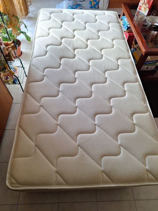 Ótimo estado 2 sommier  + 1 colchão